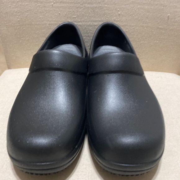 Crocs Clogs nursing shoes closed toes 9 dual comfort non marking slip resistant - Picture 2 of 5